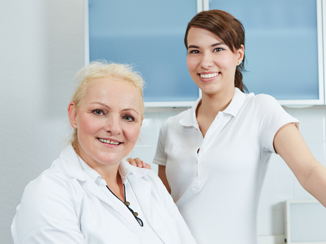 Manager*in der zahnärztlichen Behandlungsassistenz (IHK) - Fortbildung für Zahnarzthelferinnen für besseres Gehalt in Baden-Baden