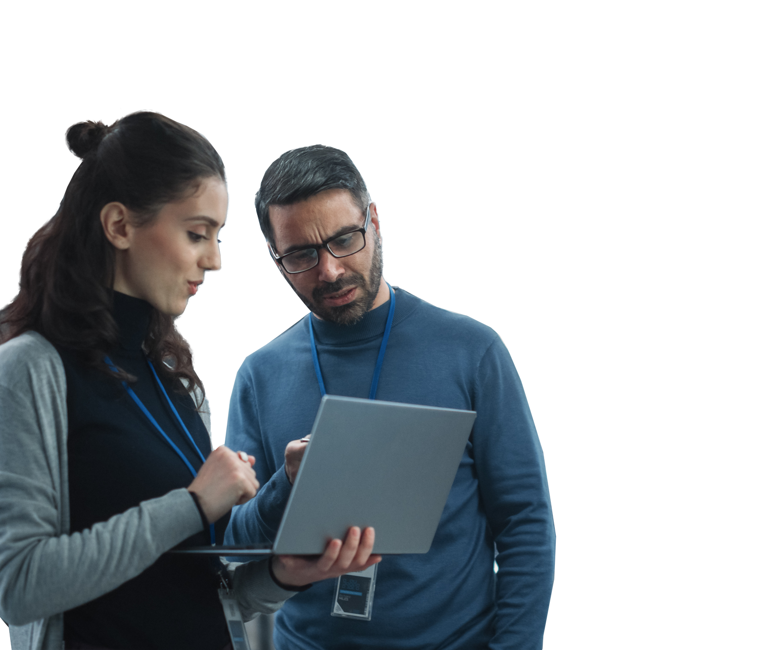 Ein Mann und eine Frau schauen konzentriert auf einen Laptop.