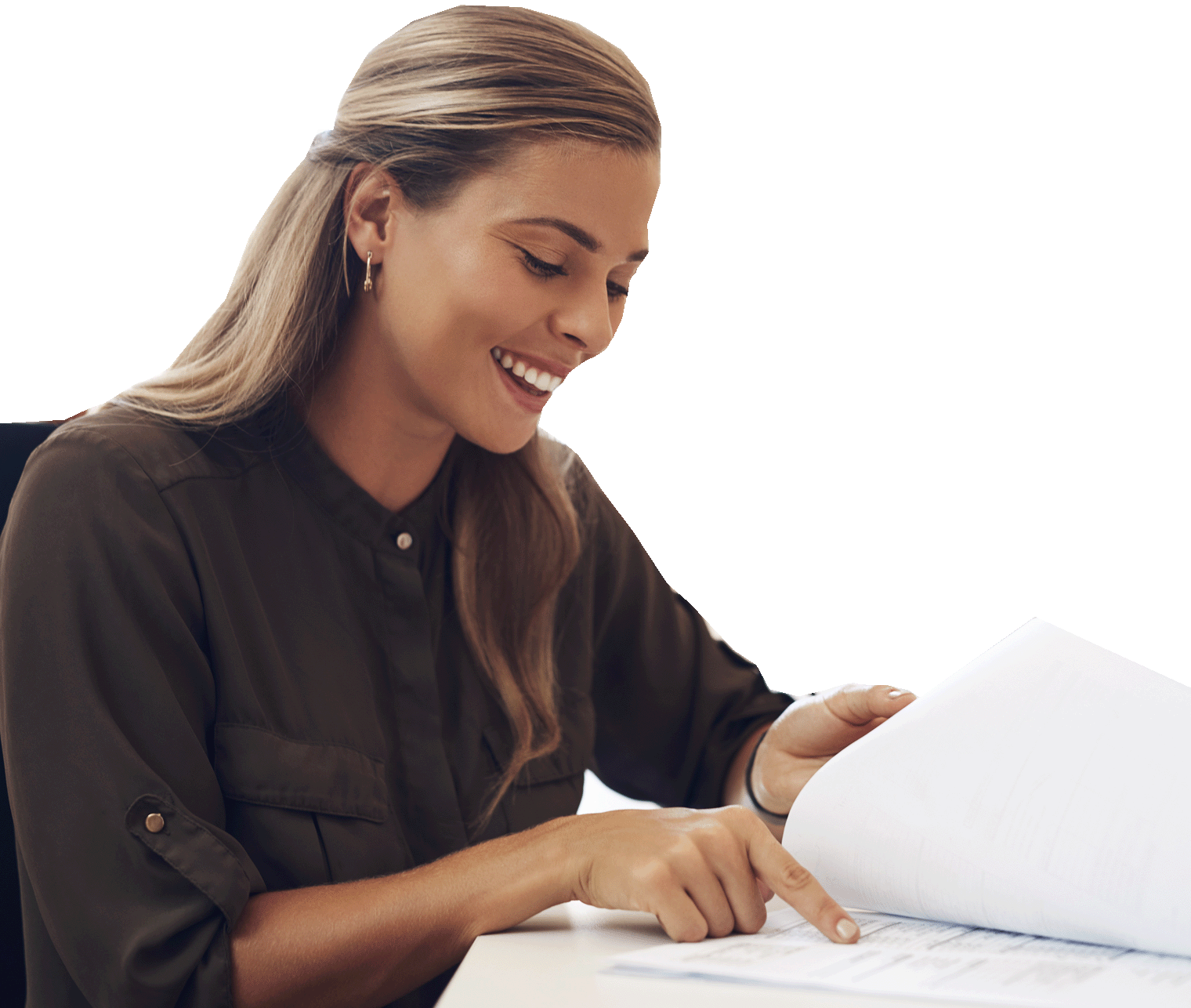 Eine lächelnde Frau liest ein Dokument, während sie an einem Schreibtisch sitzt.