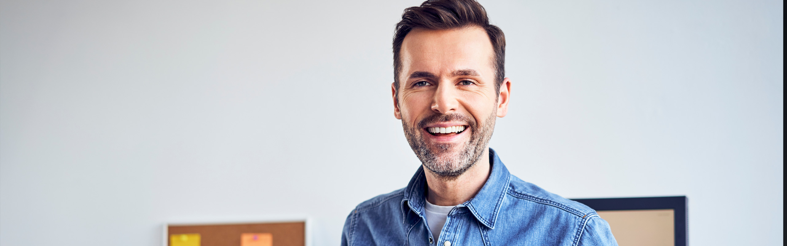 Freundlicher Mann lächelt in die Kamera.