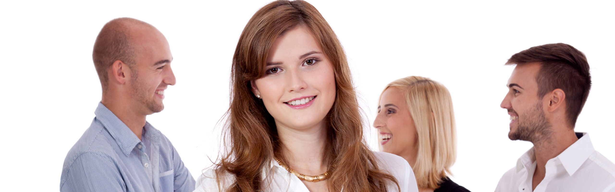 Eine Frau steht vor einer Gruppe von Geschäftsleuten, gekleidet in einem blauen Blazer und einer weißen Bluse