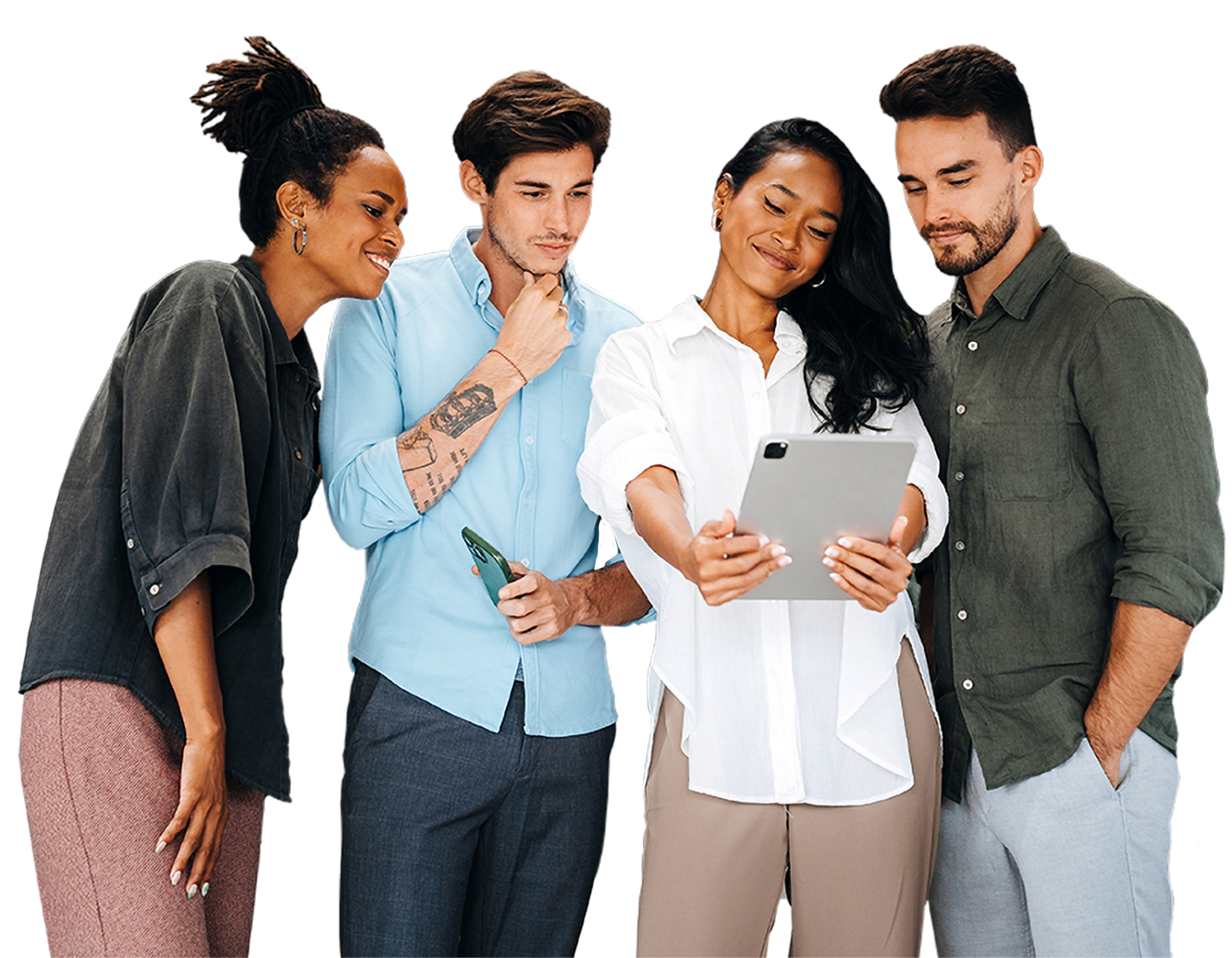 Vier Personen stehen in lockerer Atmosphäre zusammen und betrachten gemeinsam ein Tablet. Sie wirken konzentriert und zugleich entspannt, als würden sie Informationen besprechen oder ein Projekt präsentieren. Die Szene vermittelt Teamgeist, Zusammenarbeit und moderne Arbeitsweise.