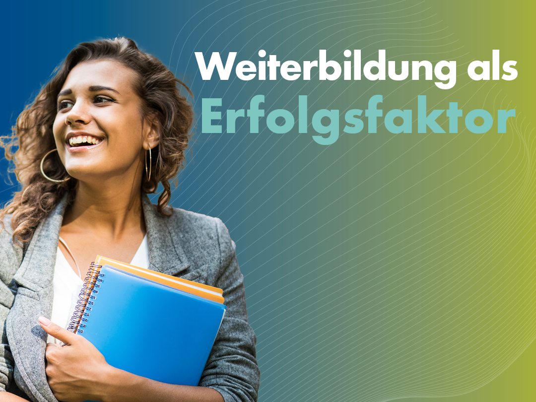 Junge Frau lächelt, hält blaue Notizbücher; Bannertext 'Weiterbildung als Erfolgsfaktor' im Hintergrund.