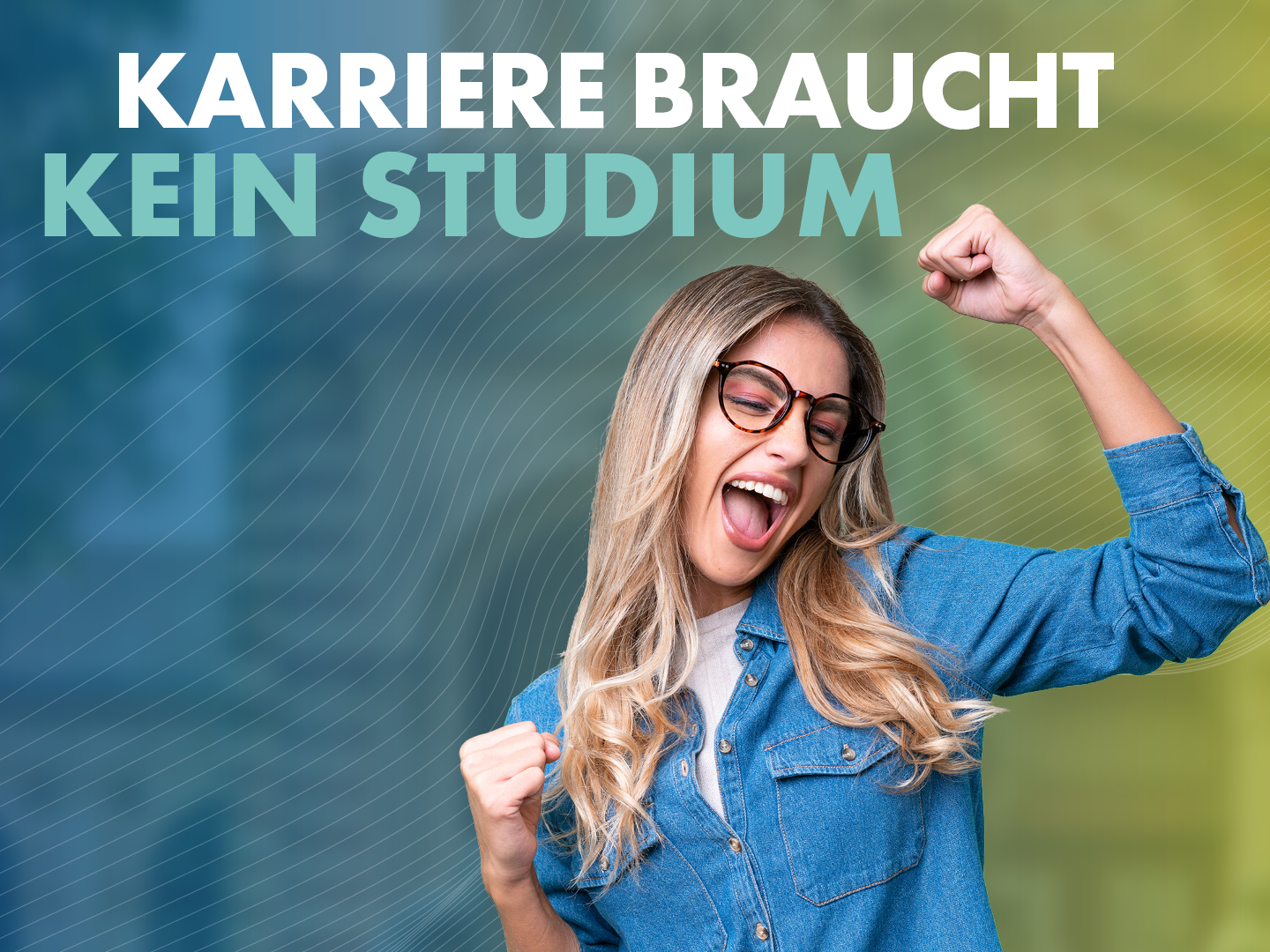 Junge Frau mit Brille jubelt, Denim-Jacke, vor grün-blauem Hintergrund mit Wellenlinien; Überschrift 'KARRIERE BRAUCHT KEIN STADIUM' wird angezeigt.