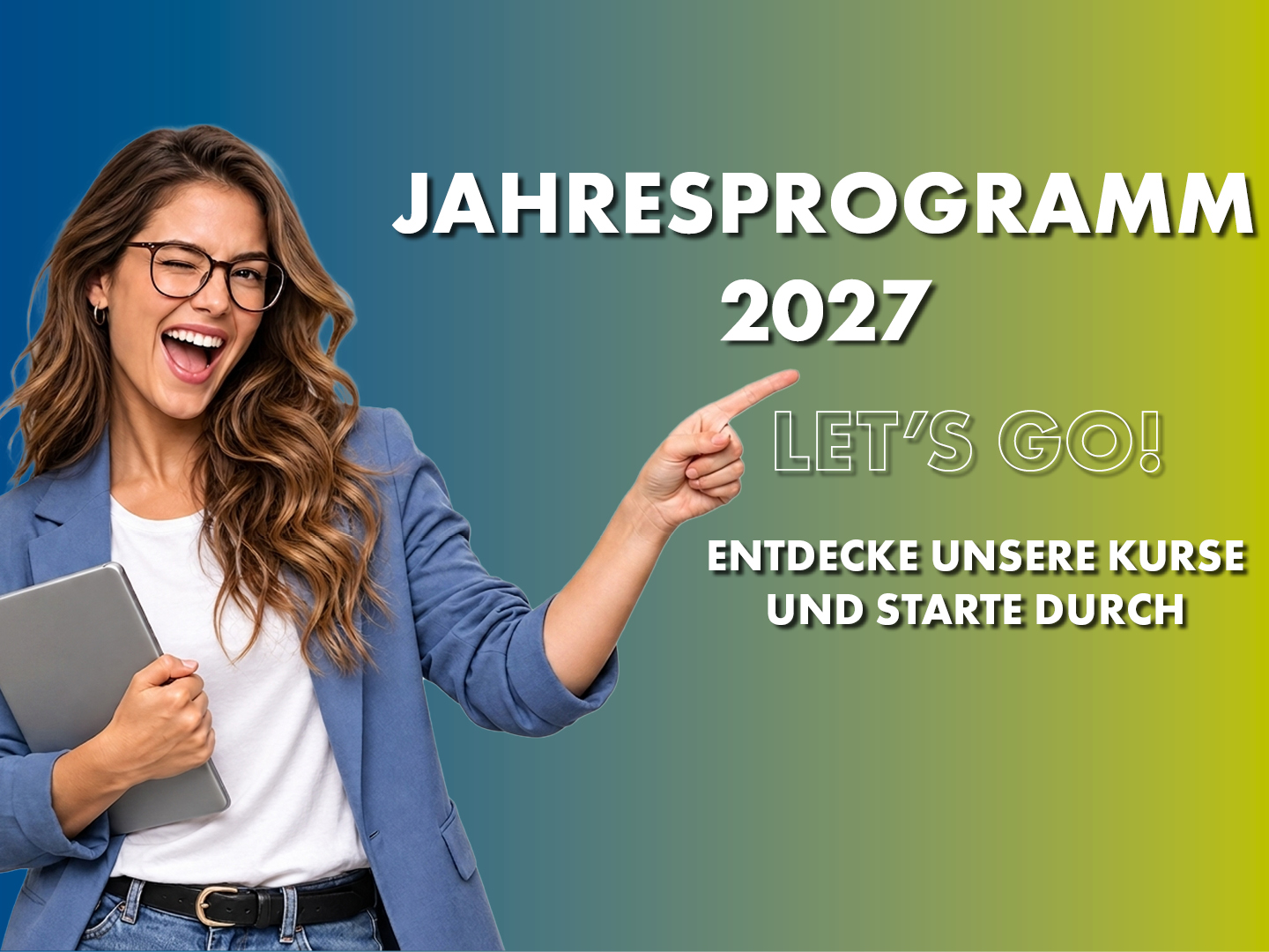 Fröhliche Frau mit Tablet lächelt vor grün-blauem Hintergrund mit dem Text 'Jahresprogramm 2027' und 'Let’s Go!'