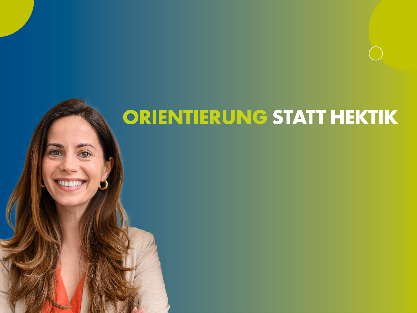 Smiling woman on the left with a blue→green gradient banner reading 'ORIENTIERUNG STATT HEKTIK'.