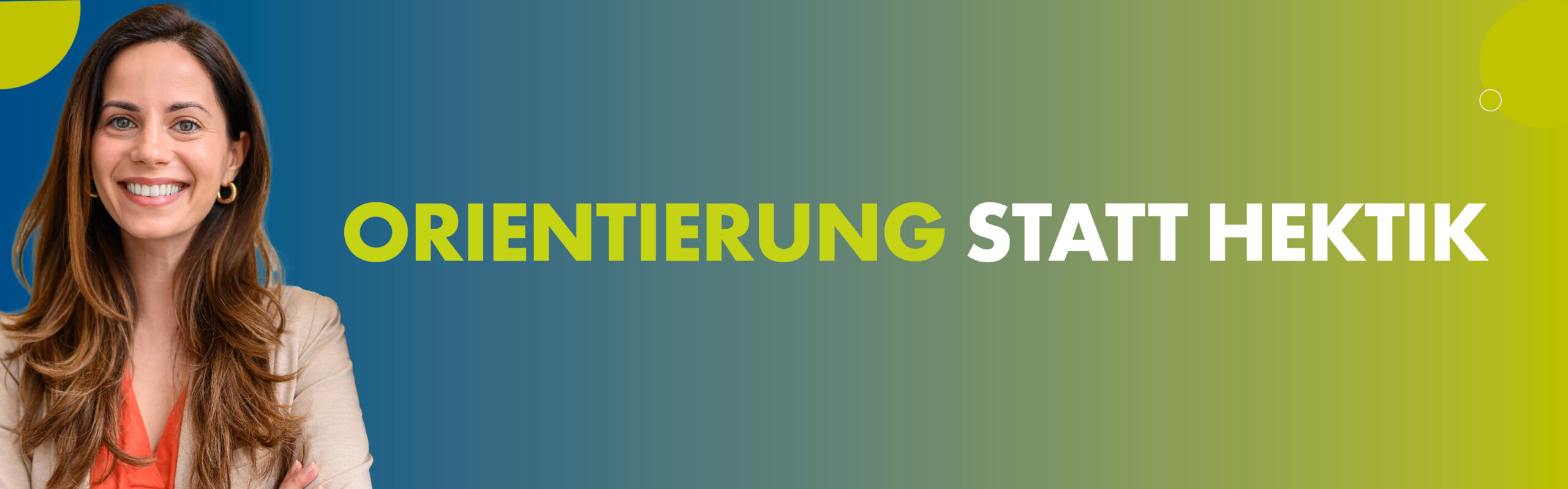 Smiling woman on a blue–green gradient banner with the slogan 'ORIENTIERUNG STATT HEKTIK' in lime and white letters.